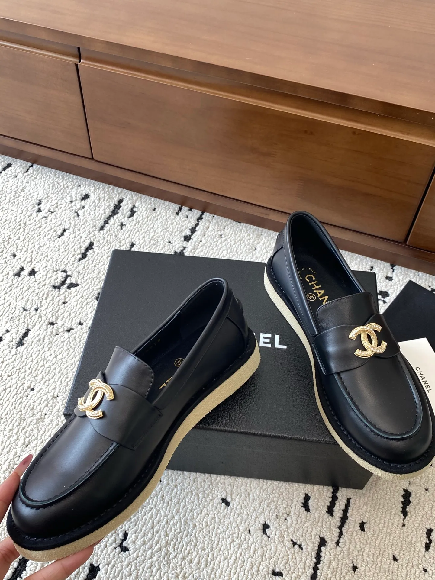 👟👟Ex-factory price 620👟👟Higher version 🍀2025 autumn and winter new Chanel Chanel entrance hardware buckle, Loaf lazy shoes, can be worn all year round. No matter when you wear it, it is very high-end and durable. Go shopping and attract attention on the street! Easily travel between commuting and leisure occasions, and become a carefree fashionable and elegant woman ~ Upper: cowhide/cow nubuck leather/open edge beads Inner: lambskin Sole: Italian raw rubber outsole leather strip Code number: 35-39 (40/41 customized, non-refundable and non-exchangeable 👉 Buy now👉 Buy now👉 Buy now👉